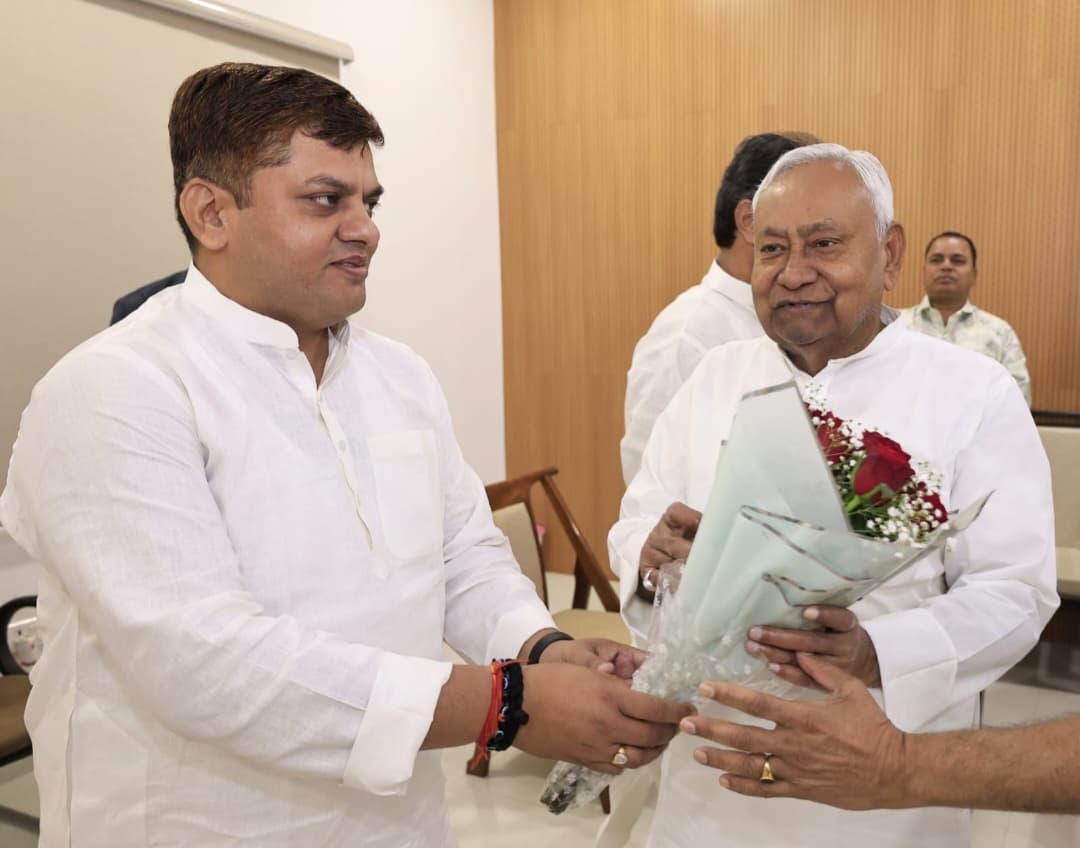 बिहार दिवस पर CM नीतीश को बधाई, JDU प्रदेश महासचिव ने मुख्यमंत्री से की मुलाकात....दी शुभकामनाएं