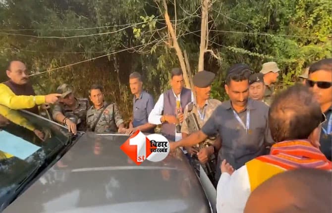 Lakhisarai elections : लखीसराय में चुनावी गर्माहट: राजद एमएलसी अजय सिंह और भाजपा प्रत्याशी विजय कुमार सिन्हा के बीच सड़क पर हुई भिड़ंत; जमकर हुई तू -तू मैं -मैं; राजद नेता ने उपमुख्यमंत्री के साथ किया