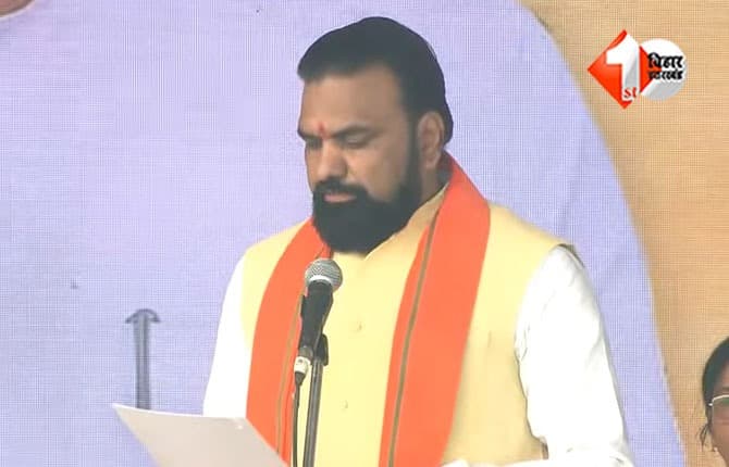 Samrat Chaudhary Oath : मैं सम्राट चौधरी… सम्राट चौधरी ने दूसरी बार बनने जा रहे उपमुख्यमंत्री, लिया मंत्री पद की शपथ