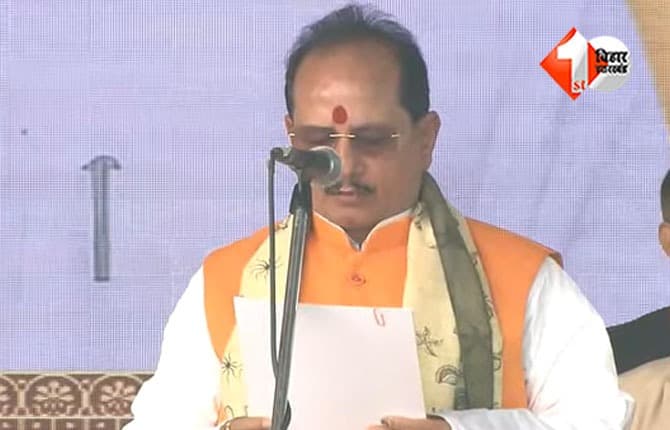 Vijay Kumar Sinha Oath : मैं विजय कुमार सिन्हा… विजय सिन्हा दूसरी बार बनने जा रहे उपमुख्यमंत्री, लिया मंत्री पद की शपथ