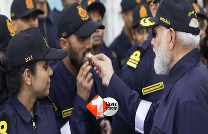 PM Narendra Modi : प्रधानमंत्री मोदी ने INS विक्रांत पर जवानों संग मनाई दिवाली, कहा – यह पर्व देश के रक्षकों को समर्पित