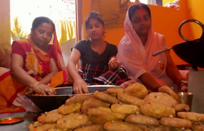 हर तरफ फैली ठेकुआ का खुशबू, बनने लगा छठी मैया का प्रसाद