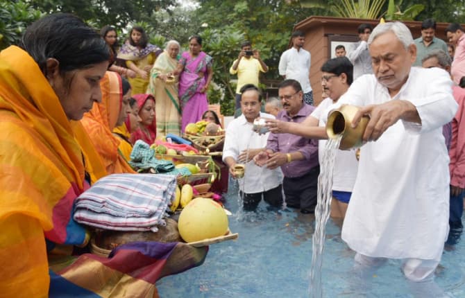 मुख्यमंत्री आवास में छठ पूजा का आयोजन, सीएम नीतीश ने दिया अर्ध्य