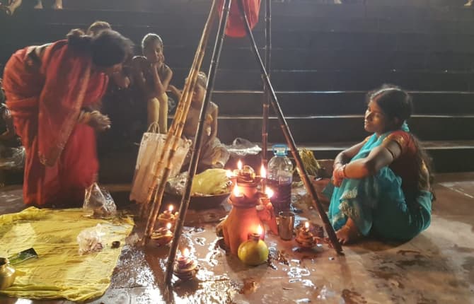 उगते सूरज को अर्ध्य देने के लिए व्रतियों ने गंगा घाट पहुंचना किया शुरू, चंद घंटों में खत्म हो जाएगा छठ महानुष्ठान