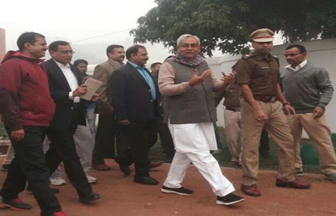 एक 'तीर' से दो निशाना : यात्रा में पर्यावरण संदेश के साथ जनता का मूड भांपेंगे नीतीश, विपक्ष ने उठाए सवाल