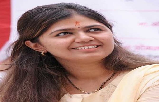 बीजेपी का साथ छोड़ शिवसेना में शामिल हो सकती हैं पंकजा मुंडे, ट्विटर पर अपने नाम से हटाया 'BJP'