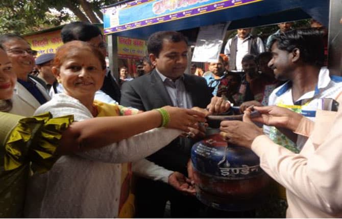 पटना के स्ट्रीट वेंडरों को मिली धुएं से निजात, कमिश्नर ने दिया फ्री गैस कनेक्शन और चूल्हा