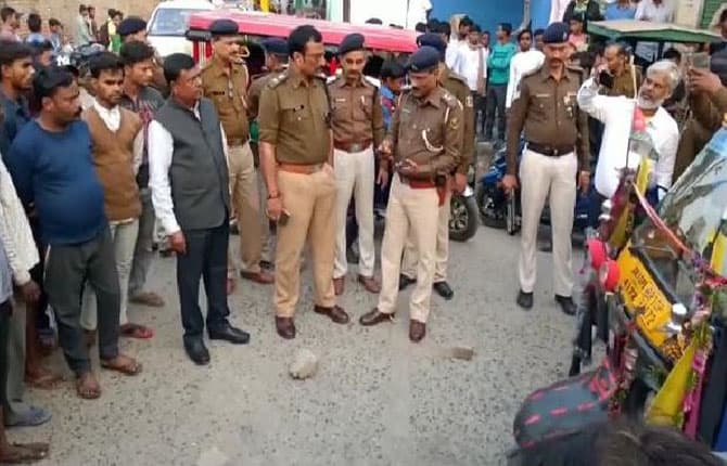 भागलपुर में बेखौफ अपराधियों ने सरेबाजार ऑटो पर की बमबाजी, थर्रा उठा मारुचक मोहल्ला