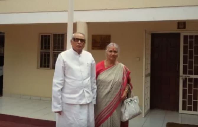 जेडीयू सांसद किंग महेंद्र महिला सेक्रेटरी के साथ लिव इन रिलेशनशिप में, उमा देवी ने मांगा पत्नी का दर्जा