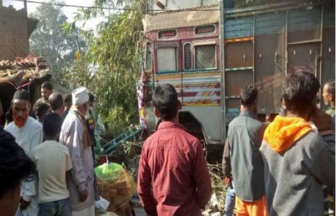 रांची में स्कूल बस का इंतजार कर रहे बच्चों को ट्रक ने रौंदा, एक की मौत