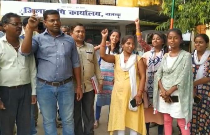 बाढ़ राहत काम में लापरवाही पड़ी भारी, 8 के खिलाफ मामला दर्ज, विरोध में कर्मियों ने की हड़ताल