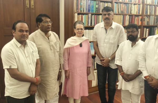 कांग्रेस का मिशन झारखंड शुरू, रामेश्वर उरांव सहित अन्य नेताओं ने सोनिया गांधी से की मुलाकात