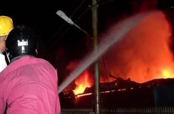 नोएडा: ऑयल गोदाम में लगी भीषण आग, लाखों का हुआ नुकसान