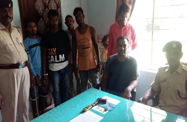 सीवान: व्यवसायी पर हमला करने वाले 5 आरोपी गिरफ्तार, पिस्टल और मोबाइल बरामद