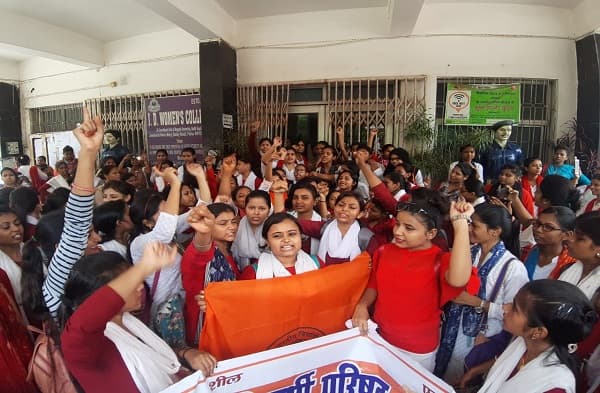 फीस बढ़ोतरी के खिलाफ जेडी विमेंस कॉलेज छात्राओं का हंगामा, 7 सौ के बदले 11सौ मांगे जाने का विरोध