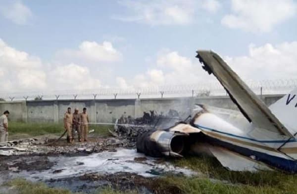अलीगढ़ में लैंडिंग के दौरान चार्टर्ड प्लेन क्रैश, बाल-बाल बचे पायलट समेत 6 लोग