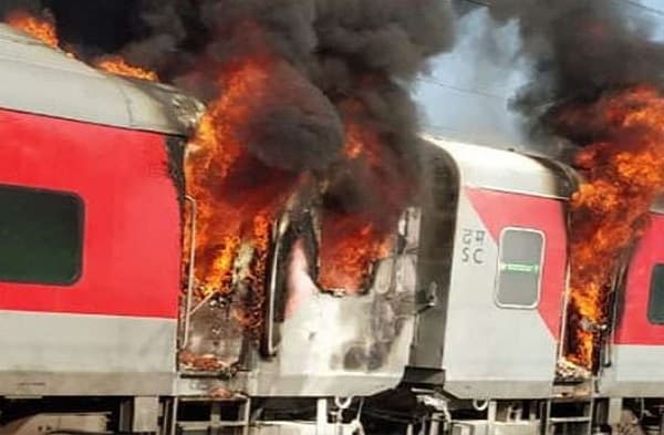 तेलंगाना एक्सप्रेस में लगी आग, मौके पर मची अफरा-तफरी
