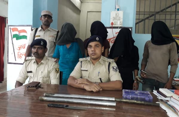 मोतिहारी पुलिस ने गार्ड हत्याकांड में शामिल 5 अपराधियों को दबोचा, चाकू और लोहे के रॉड को भी किया जब्त