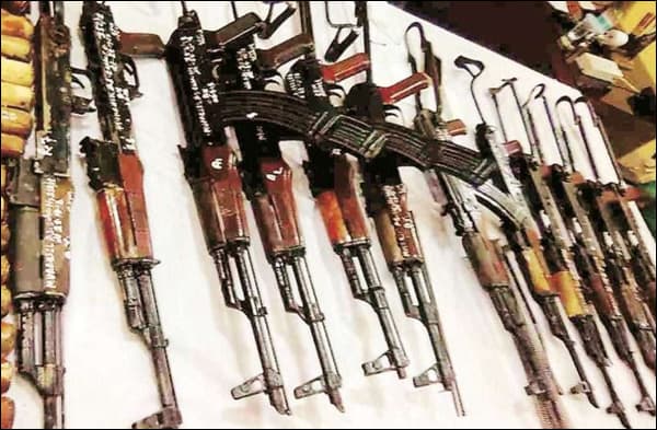 AK-47 की तस्करी करने वाले पति पत्नी ने मुंगेर कोर्ट में किया सरेंडर, जिले से अब तक 22 AK-47 बरामद