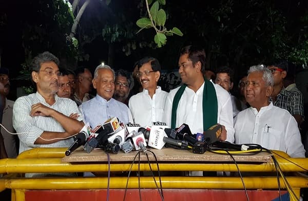महागठबंधन की बैठक के बाद नेताओं ने कहा- हम साथ-साथ हैं, तेजस्वी ने मीडिया से बनाई दूरी