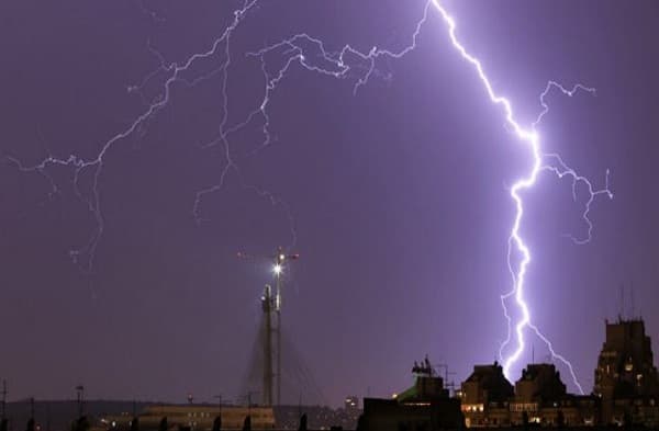 विधुत विभाग के डिवीजन ऑफिस पर गिरा ठनका, दहशत में अधिकारी और कर्मचारी