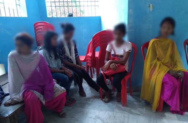 आर्केस्ट्रा पार्टी में असम से लायी गयी लड़कियों से कराया जाता था डांस, पुलिस ने कार्रवाई कर 9 लड़कियों को मुक्त कराया