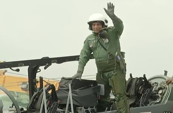 रक्षा मंत्री राजनाथ सिंह ने फाइटर जेट तेजस में भरी उड़ान, तेजस में उड़ान भरने वाले पहले रक्षा मंत्री बने