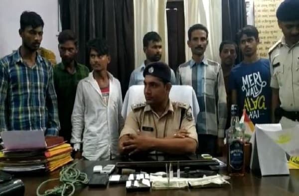 पुलिस को मिली बड़ी कामयाबी, लूट की योजना बनाते 7 कुख्यात गिरफ्तार, हथियार बरामद