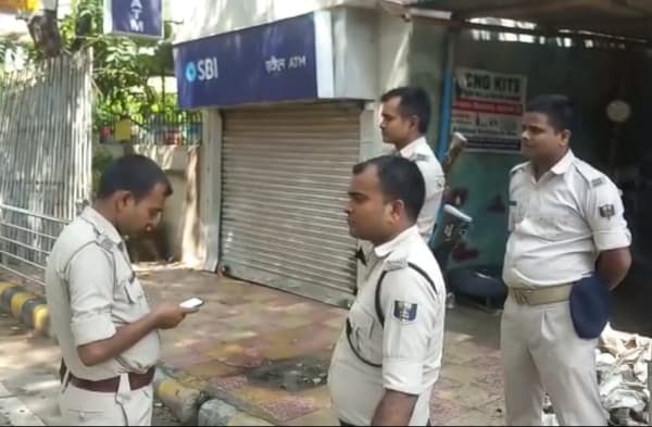 पटना में ATM इंजीनियर से हुई बड़ी चूक, सॉफ्टवेयर लोड करने के बाद खुला छोड़ दिया पैसे का ड्रोवर