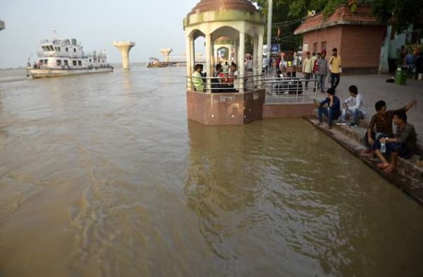 पटना में खतरे के निशान से ऊपर गंगा नदी, एनआईटी घाट पर चढ़ा पानी