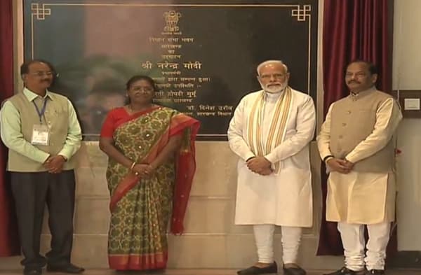 प्रधानमंत्री नरेंद्र मोदी पहुंचे रांची, विधानसभा भवन का किया उद्घाटन