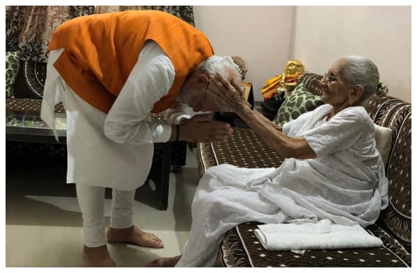 जन्मदिन पर पीएम मोदी ने मां हीराबेन का लिया आशीर्वाद, पैर छुए, साथ में किया लंच