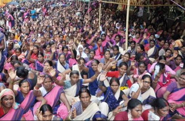 आंगनबाड़ी कर्मियों का आंदोलन जारी, आज से भूख हड़ताल पर गयीं