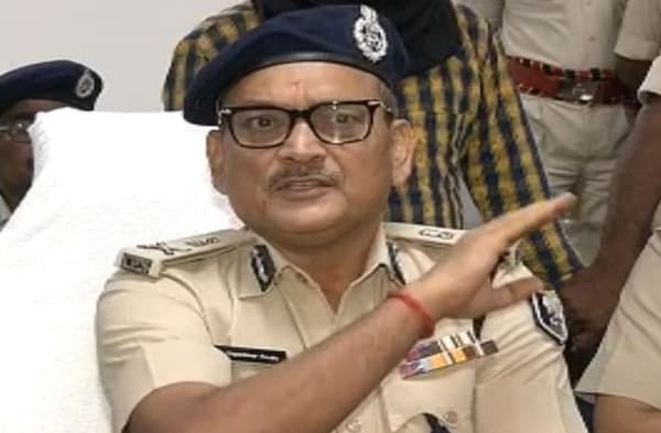 समस्तीपुर के बाद अचानक दरभंगा पहुंचे DGP, एसएसपी ऑफिस में अधिकारियों के साथ कर रहे मीटिंग