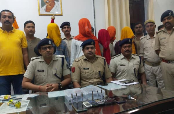 भोजपुर पुलिस ने हथियार के साथ 5 कुख्यात अपराधियों को दबोचा, 30 लाख की हेरोइन के साथ 3 तस्कर भी चढ़े पुलिस के हत्थे