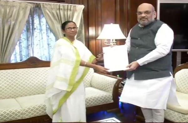 गृह मंत्री अमित शाह से मुलाकात कर ममता बनर्जी ने NRC पर सौंपा पत्र, कहा- ‘NRC से लोग डरे हुए हैं’