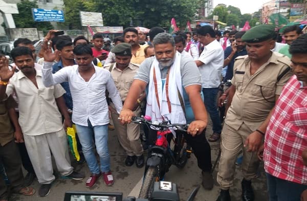 साइकिल चलाकर लोगों को जागरुक करने सड़क पर उतरे पप्पू यादव, नए ट्रैफिक नियम मानने की दी सलाह
