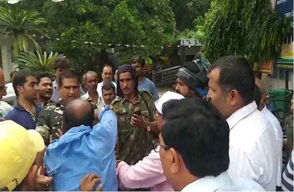 वाहन जांचने के नाम पर पुलिस की गुंडागर्दी, सैप जवानों ने बाइक सवार को बेरहमी से पीटा