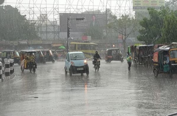 राजधानी में बदला मौसम का मिजाज, कई जगहों पर हो रही तेज बारिश, मौसम हुआ कूल-कूल