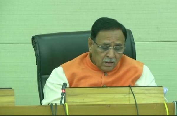 मोदी सरकार के फैसले को बीजेपी सीएम ने ही लगाया पलीता, गुजरात ने सूबे में कम किया ट्रैफिक फाइन