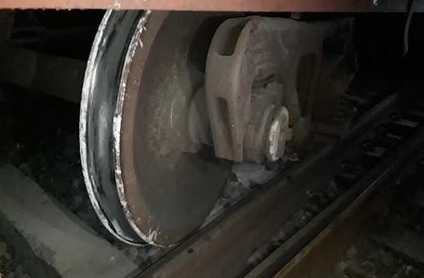 पटरी से उतरी मालगाड़ी, ट्रैक को ठीक करने में जुटा रेल प्रशासन