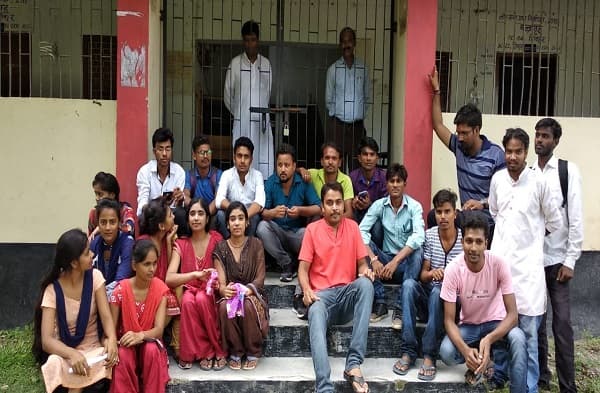 कॉलेज की लापरवाही से गुस्साए छात्रों ने प्रिंसिपल को बनाया बंधक, तालाबंदी कर किया हंगामा