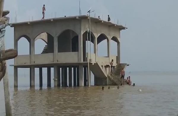 बिहार में बारिश के चलते उफनाई नदियां, कई इलाकों में बाढ़ की हालत गंभीर