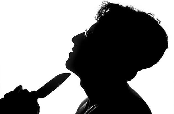 रेप के दोषी को मिली 10 साल की सजा, कोर्ट रूम में जज के सामने उसने काट लिया अपना गला