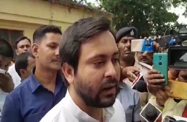 वाहन चेकिंग से नाराज लोगों के समर्थन में आए तेजस्वी, कहा- DGP खुद बिना सीट बेल्ट के चलते हैं