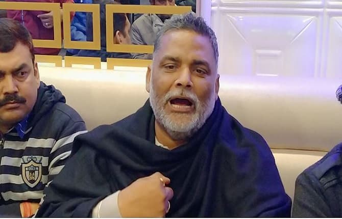 मुजफ्फरपुर पीड़िता के परिजनों से मिले पप्पू यादव, स्पीडी ट्रायल के तहत आरोपियों को सजा देने की मांग की